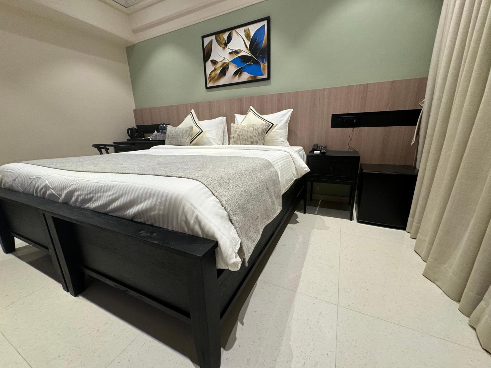 Hotel Mumbai House, Malad ภายนอก รูปภาพ